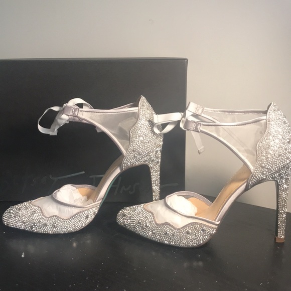 Betsey Johnson, Woman's Size 8.5 Silver Iris Rhinestone Pump - Picture 4 of 10